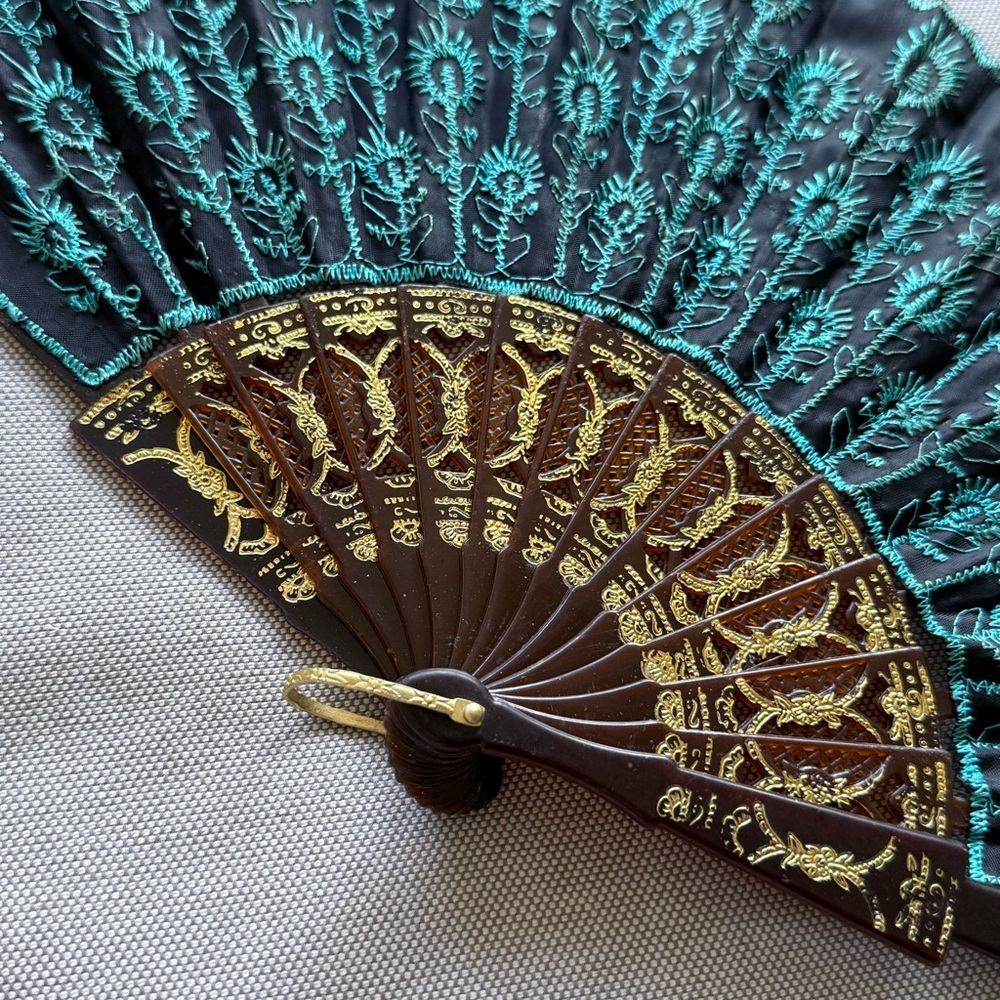 Elegant Black and Gold Hand Fan - Picture 4 of 9